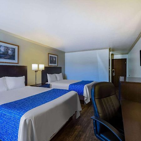 Travelodge By Wyndham Ливингстон Экстерьер фото