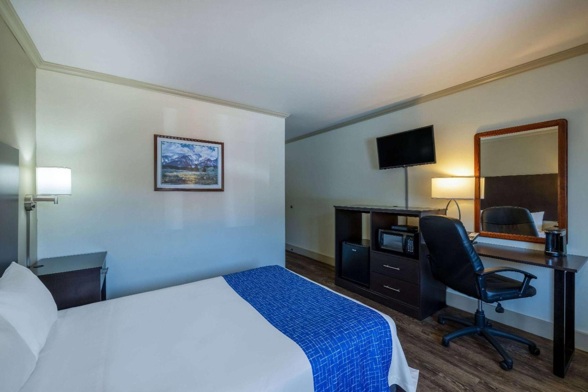 Travelodge By Wyndham Ливингстон Экстерьер фото
